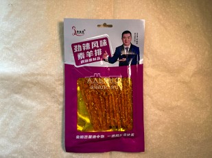 Чипсы: Мучные полоски МАЛИНОВЫЕ со вкусом острых бараньих рёбрышек 76 гр